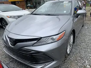 Toyota Camry XLE FWD (2.5L 4cyl 8AM) 2018 Silver