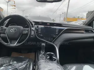 Toyota Camry XLE FWD (2.5L 4cyl 8AM) 2018 Silver