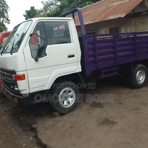 Nigeria Use Toyota Dyna 150 With Big Bucket 3y Engine Petrol Truck