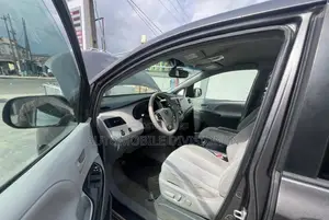 Toyota Sienna LE AWD 7-Passenger 2013 Gray