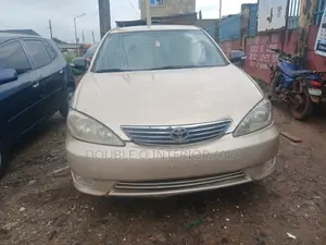 Toyota Camry LE 4dr Sedan (2.4L 4cyl 4A) 2004 Gold