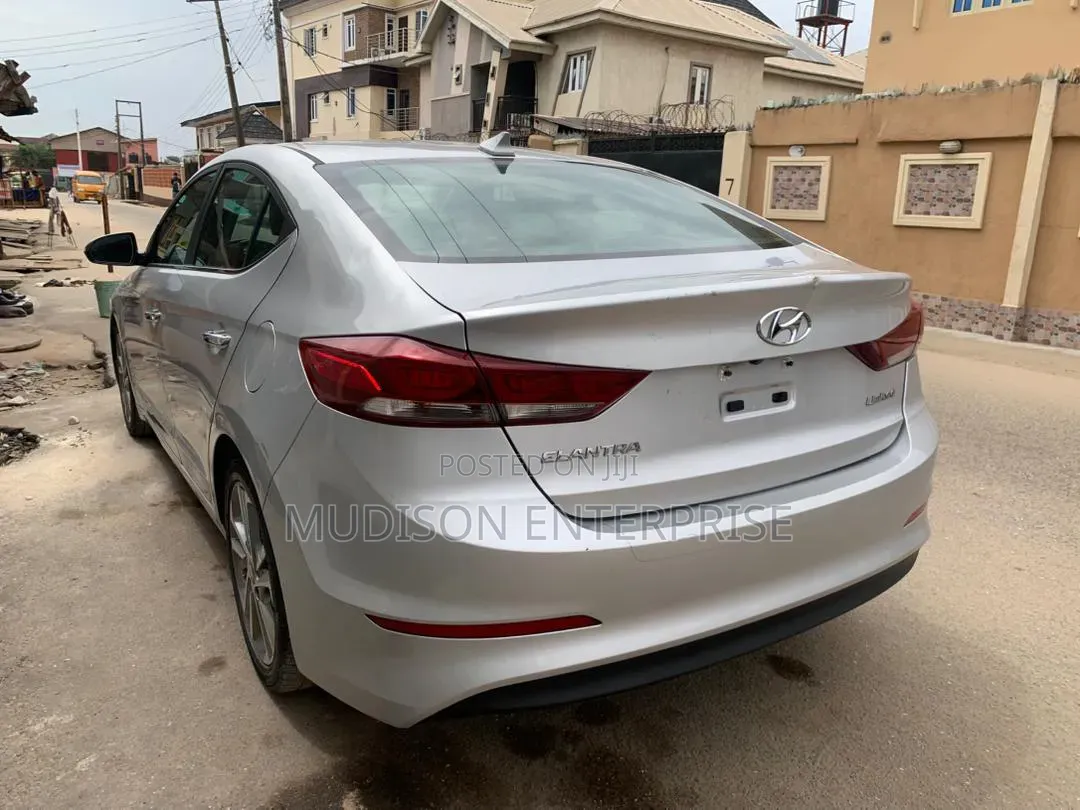 Hyundai Elantra 2017 Silver
