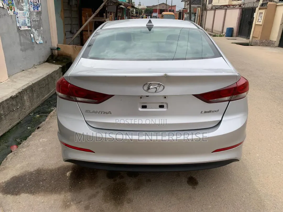 Hyundai Elantra 2017 Silver