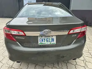 Toyota Camry XLE V6 4dr Sedan (3.5L 6cyl 6A) 2012 Gray