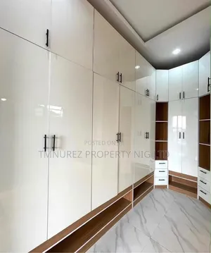5bdrm Duplex in Chevron for rent