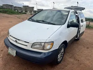 Toyota Sienna 2001 White