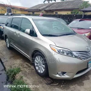 Toyota Sienna 2015 Gold
