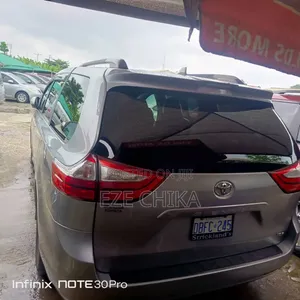 Toyota Sienna 2015 Gold