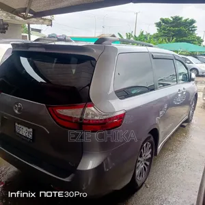 Toyota Sienna 2015 Gold