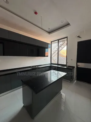 3bdrm Apartment in Lekki Phase 1 for rent