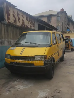 Volkswagen Transporter 1995 Yellow