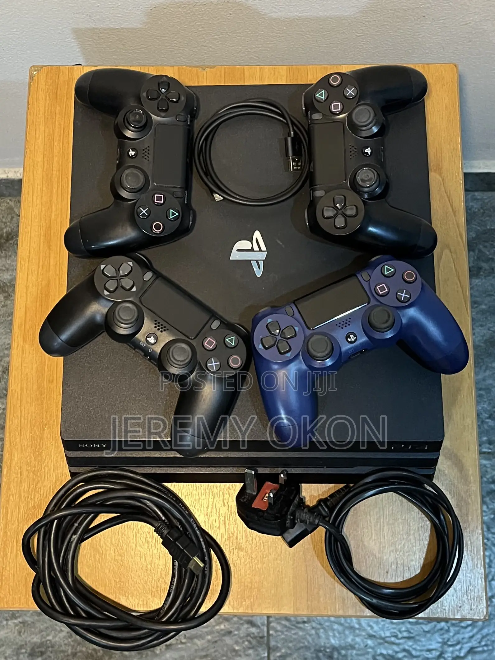 1TB Playstation 4 Pro With 4 Controllers USB Charging Cable