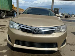 Toyota Camry LE 4dr Sedan (2.5L 4cyl 6A) 2014 Gold