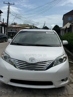 Toyota Sienna XLE 7 Passenger 2012 White