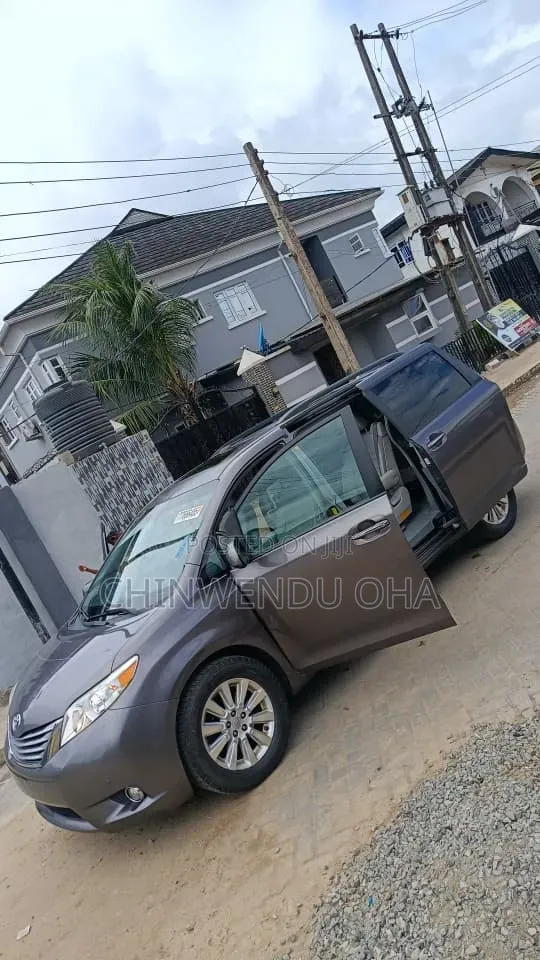 Toyota Sienna 2010 Gray