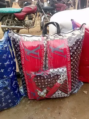 Title
IPHIE Fashion Interior – Quality Clothing, Home Decor