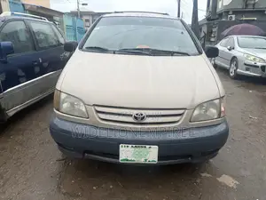 Toyota Sienna LE 2001