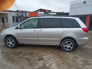 Toyota Sienna LE FWD 2006 Gold