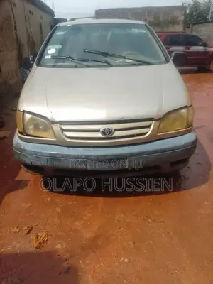 Toyota Sienna 2000 Gold