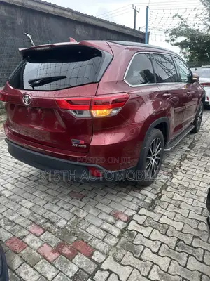 Toyota Highlander SE 4x4 V6 (3.5L 6cyl 8A) 2018 Red