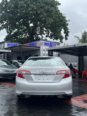 Toyota Camry XLE V6 4dr Sedan (3.5L 6cyl 6A) 2013 Silver