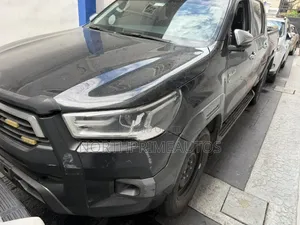 New Toyota Hilux 2023 Black