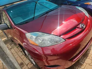Toyota Sienna 2006 Red