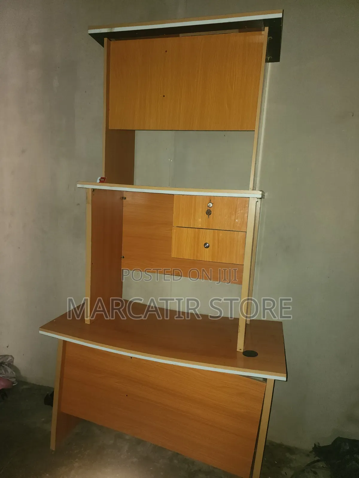 Office Furniture Chairs and Table Executive.