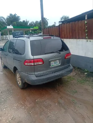 Toyota Sienna CE & 1 hatch 2000 Gray