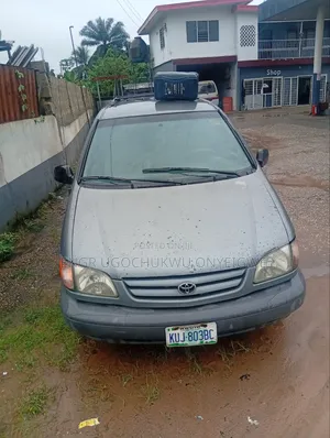Toyota Sienna CE & 1 hatch 2000 Gray