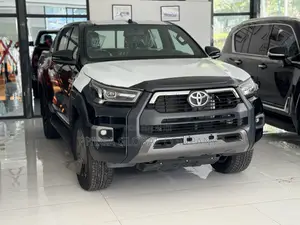 New Toyota Hilux 2025 Black