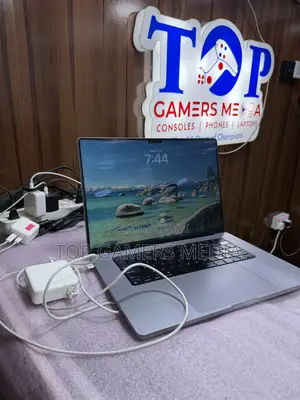 Laptop Apple MacBook Pro 2021 M1 16GB Apple M1 Pro SSD 512GB