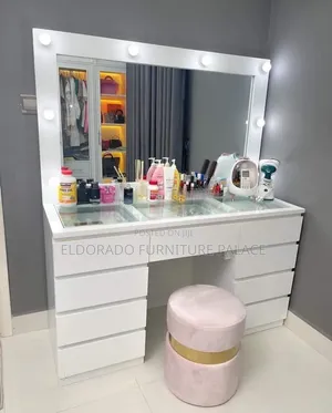 Quality Dressing Mirror Stand With Lightnings