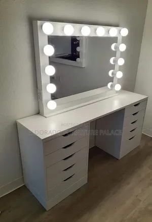Quality Dressing Mirror Stand With Lightnings