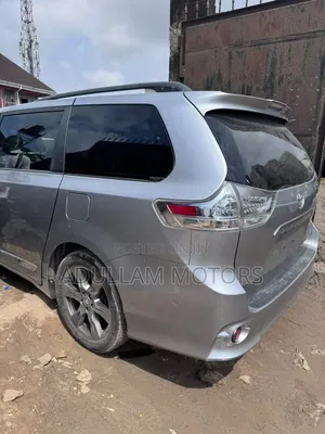 Toyota Sienna 2018 Silver