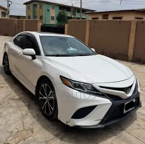 Toyota Camry SE FWD (2.5L 4cyl 8AM) 2018 White
