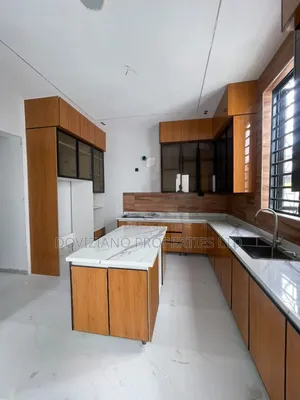 5bdrm Duplex in Chevron for sale