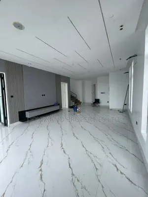5bdrm Duplex in Chevron for sale