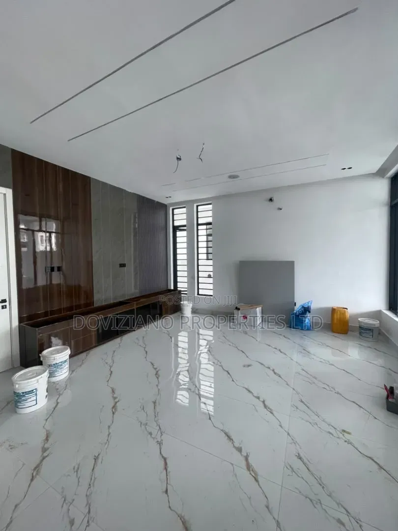 5bdrm Duplex in Chevron for sale