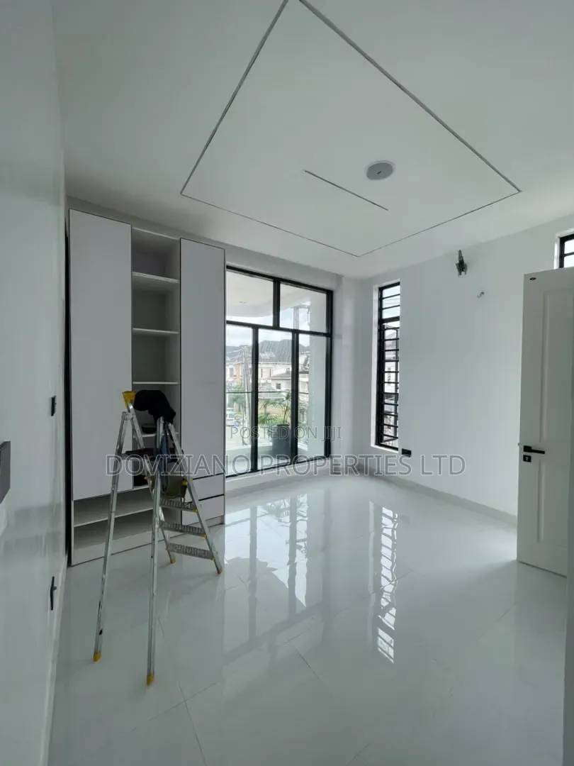 5bdrm Duplex in Chevron for sale