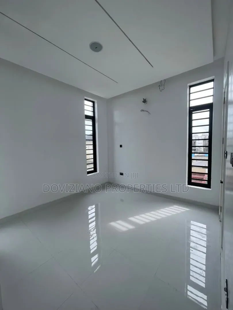 5bdrm Duplex in Chevron for sale