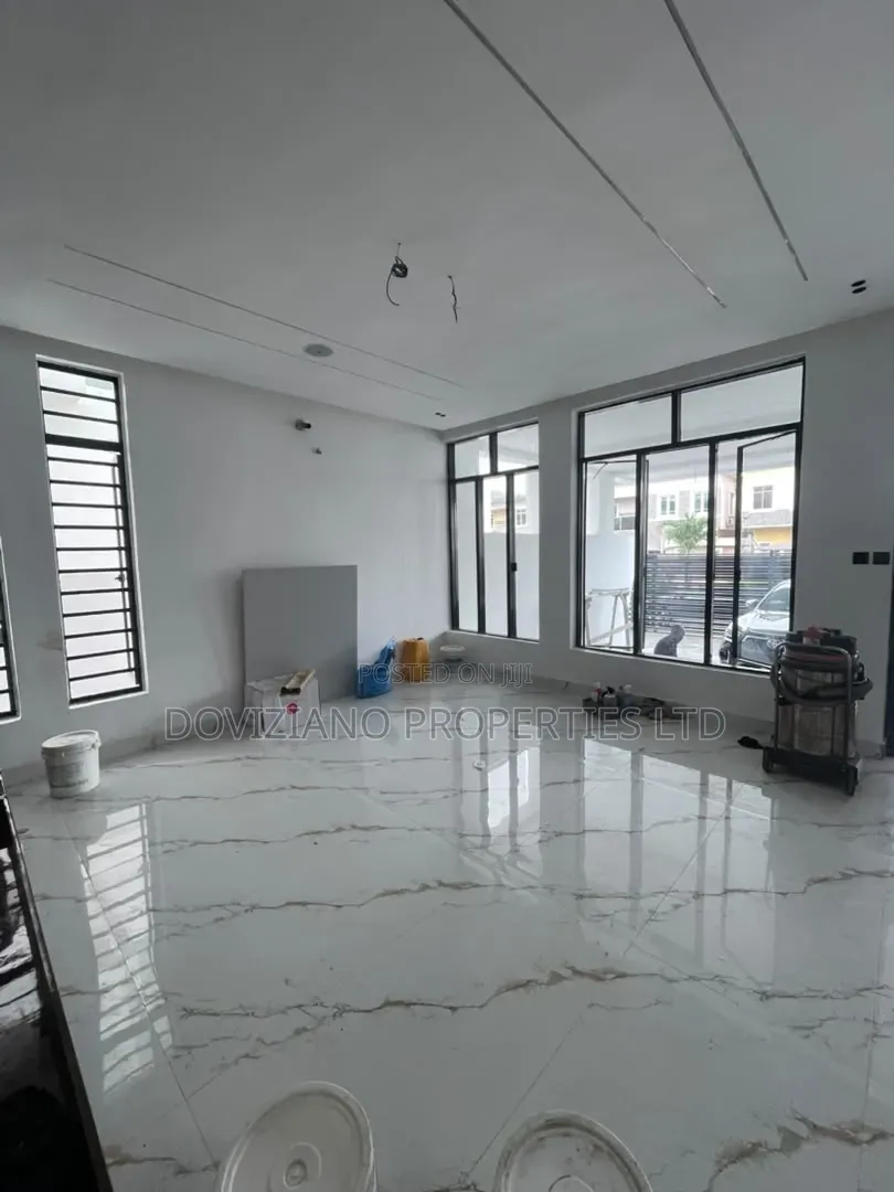 5bdrm Duplex in Chevron for sale