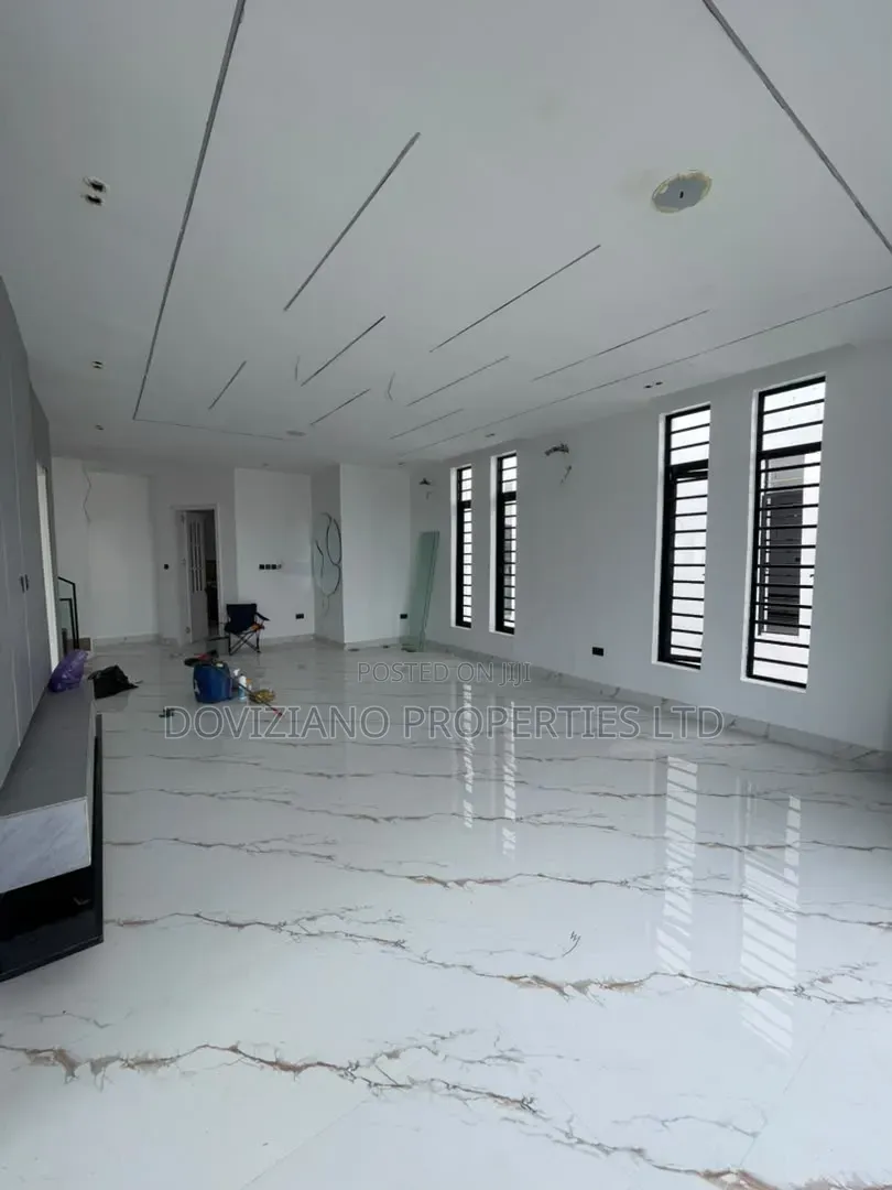 5bdrm Duplex in Chevron for sale