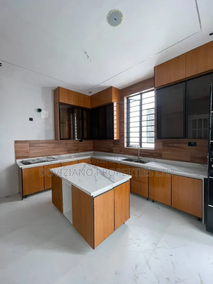 5bdrm Duplex in Chevron for sale