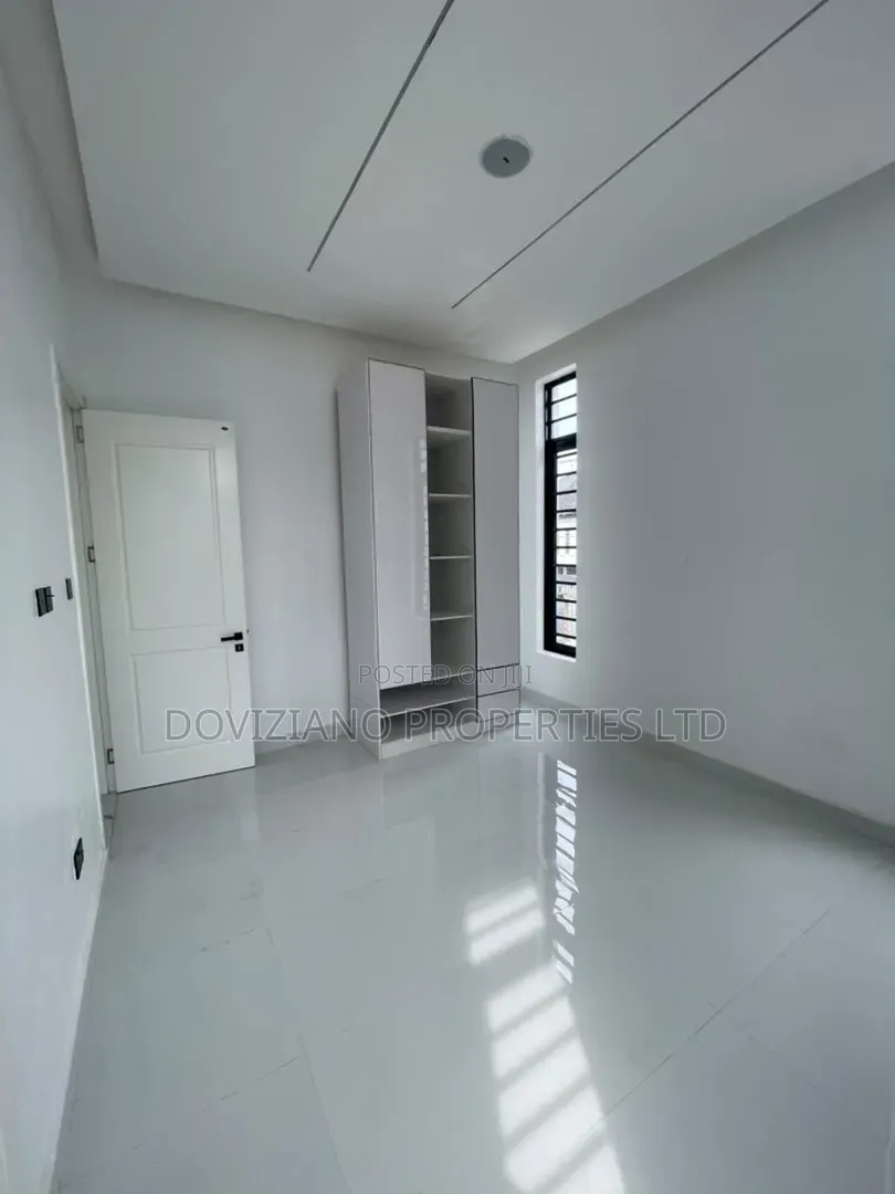 5bdrm Duplex in Chevron for sale