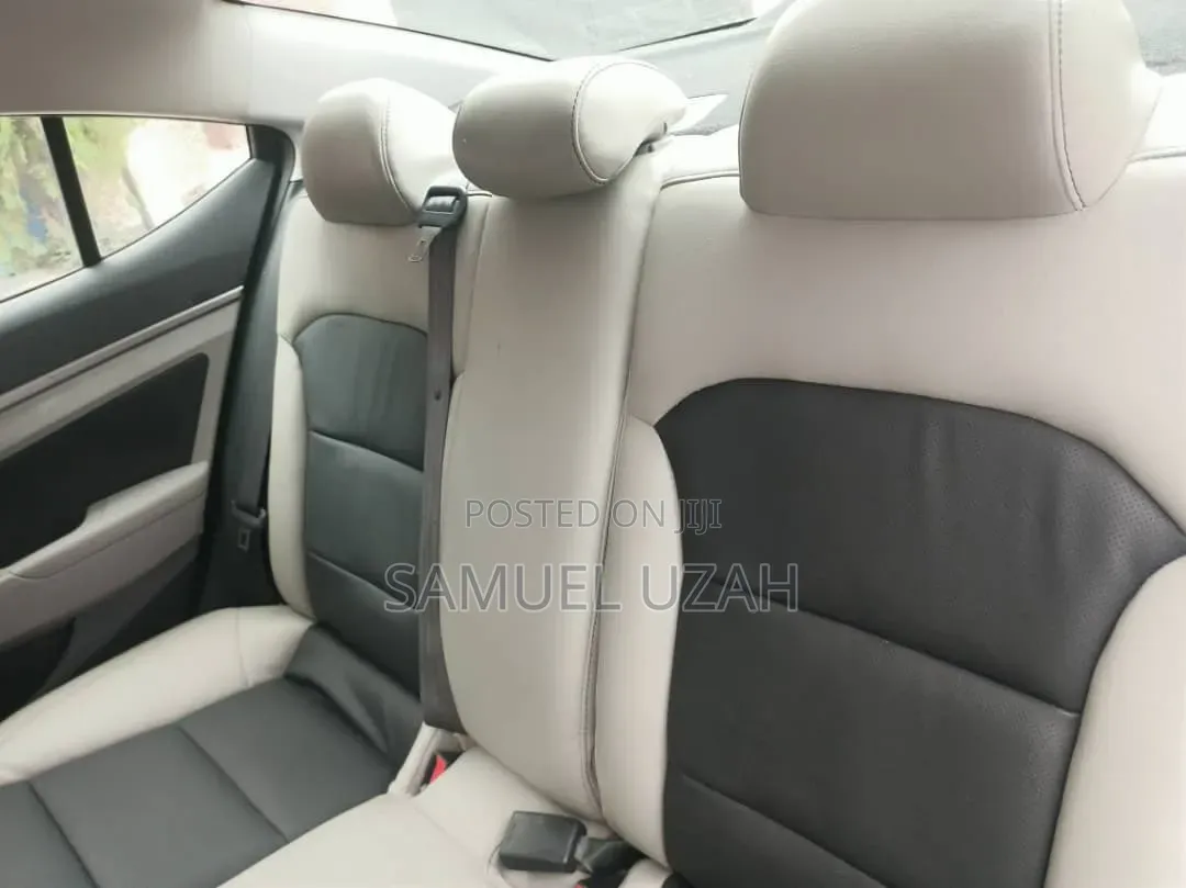 Hyundai Elantra 2017 Silver
