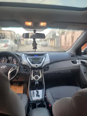 Hyundai Elantra 2012 Gold