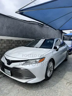 Toyota Camry XLE V6 FWD (3.5L 6cyl 8AM) 2018 White