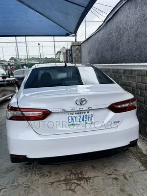 Toyota Camry XLE V6 FWD (3.5L 6cyl 8AM) 2018 White