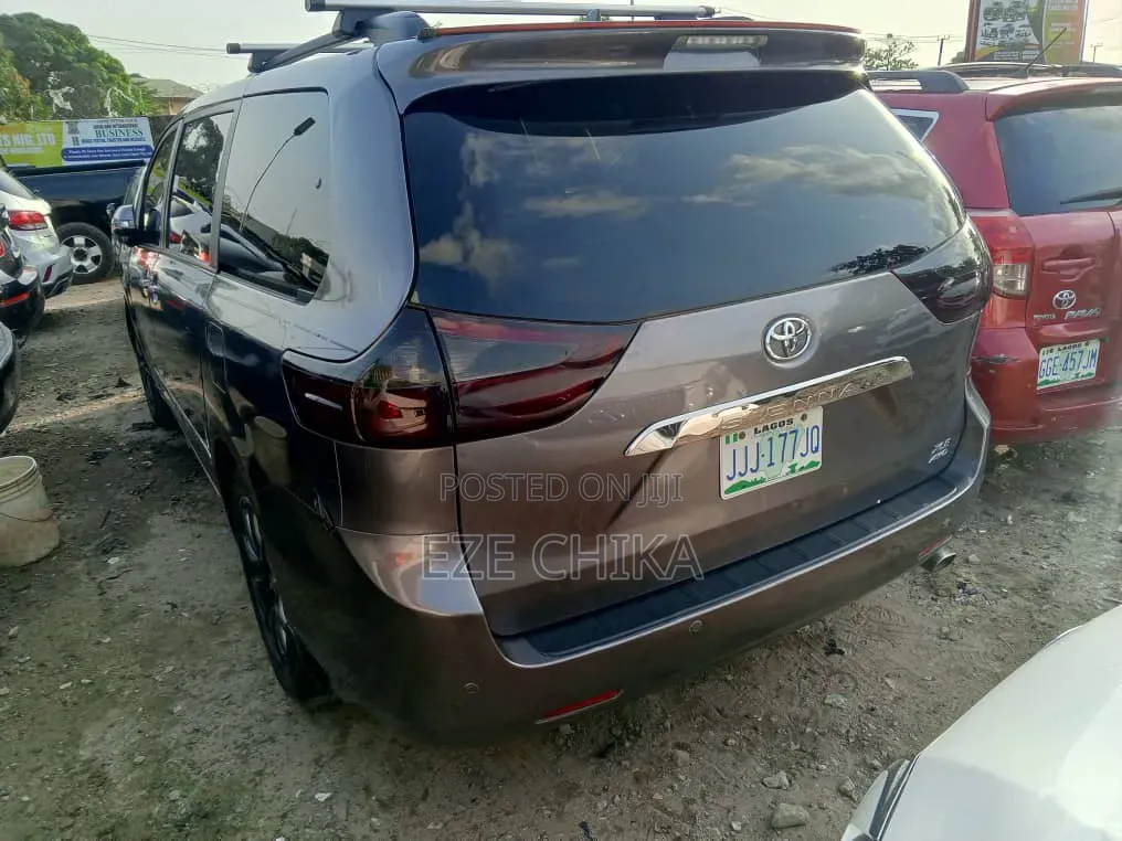Toyota Sienna 2012 Gray